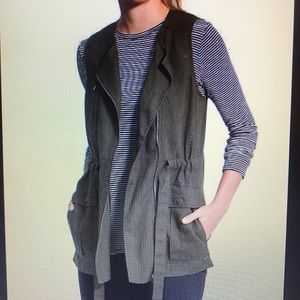 Like new! Comfy & stylish lightweight vest
